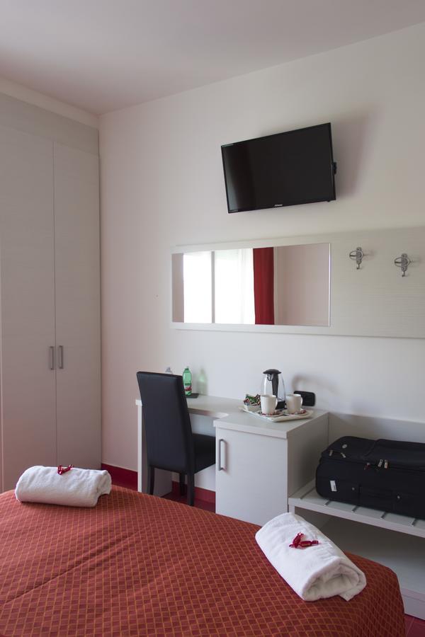 Hotel Villa Chiara Terracina Eksteriør billede